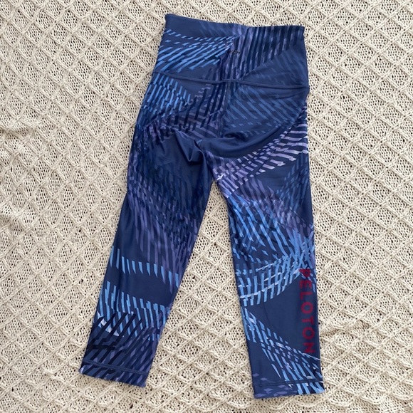 Peloton Blue Patterned Leggings and Top Set - Picture 7 of 12